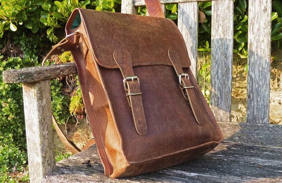 福岡にあるバッグ修理の専門店では傷んだ持ち手の修理依頼を承っております